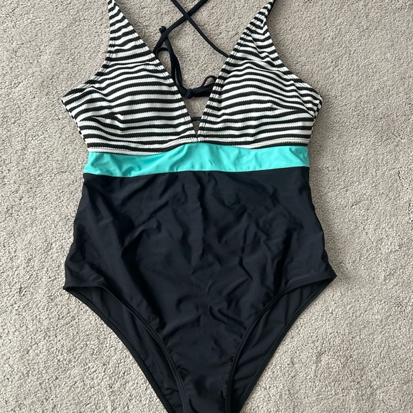 Cupshe Sz L Striped Colorblock Cutout One Piece Swimsuit - Picture 3 of 6
